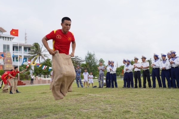 Mùng một Tết ở “pháo đài canh biển” - Anh 2