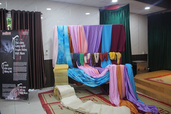 Lần đầu tiên triển lãm tranh kết hợp làng nghề thủ công truyền thống - Anh 2
