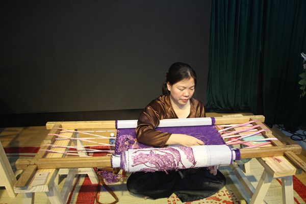 Lần đầu tiên triển lãm tranh kết hợp làng nghề thủ công truyền thống - Anh 5