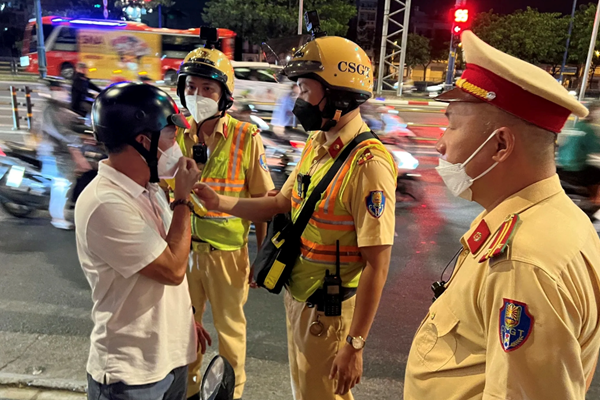 Anh em chỉ nhau cách làm sao để không canh cánh nỗi lo “thổi nồng độ cồn”? - Anh 1