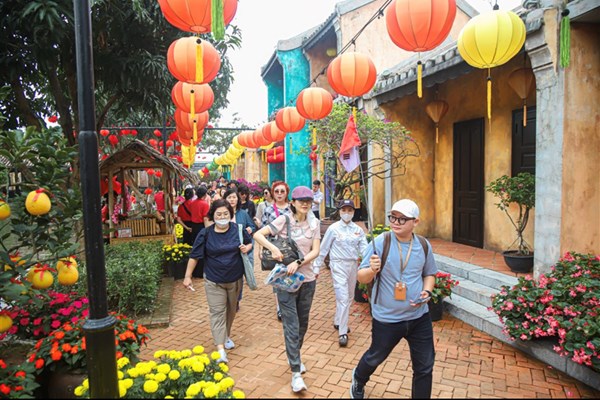 Hàng nghìn du khách tưng bừng trẩy hội xuân tại Sun World Ba Na Hills - Anh 2