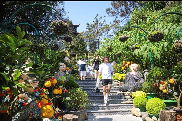 Hàng nghìn du khách tưng bừng trẩy hội xuân tại Sun World Ba Na Hills - Anh 6