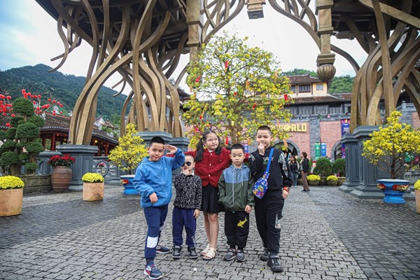Hàng nghìn du khách tưng bừng trẩy hội xuân tại Sun World Ba Na Hills - Anh 13