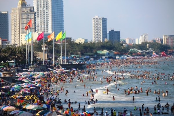 Hàng vạn người đến Vũng Tàu du xuân cầu an, cầu phúc - Anh 4