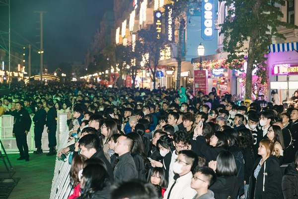 Hàng vạn du khách “cháy hết mình” trong siêu lễ hội âm nhạc đón năm mới tại Grand World - Anh 2