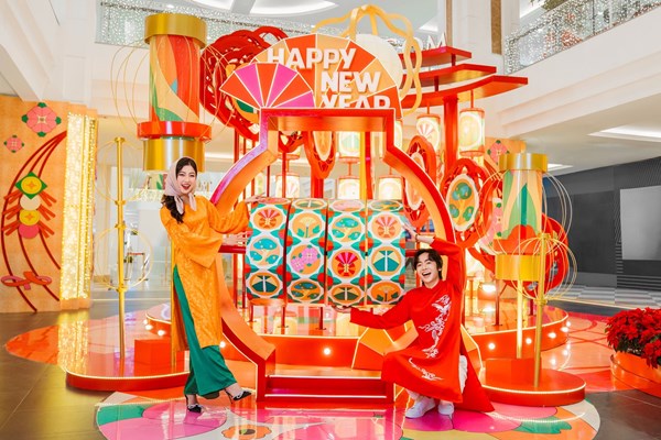 Hàng vạn người dân đổ về các TTTM Vincom khai xuân Giáp Thìn - Anh 4