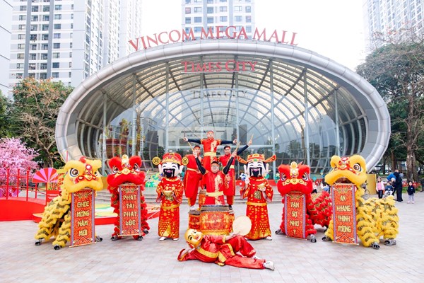 Hàng vạn người dân đổ về các TTTM Vincom khai xuân Giáp Thìn - Anh 1