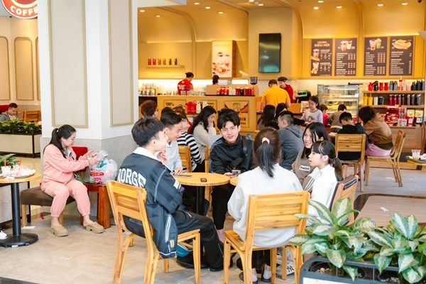 Hàng vạn người dân đổ về các TTTM Vincom khai xuân Giáp Thìn - Anh 7