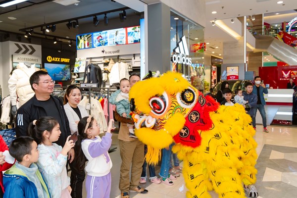 Hàng vạn người dân đổ về các TTTM Vincom khai xuân Giáp Thìn - Anh 3