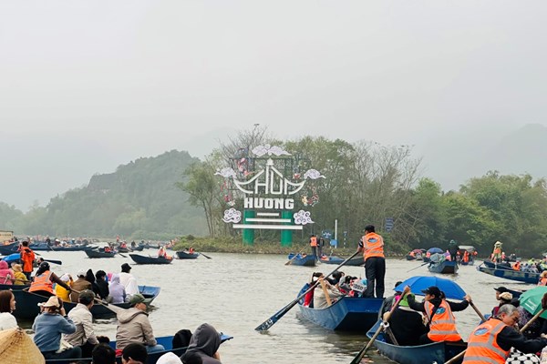 Chùa Hương khai hội Xuân 2024, tôn vinh nét đẹp văn hóa truyền thống - Anh 7