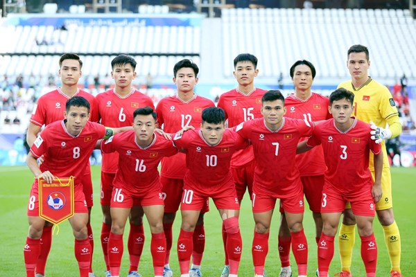 Tuyển Việt Nam nằm ngoài top 100 thế giới - Anh 1