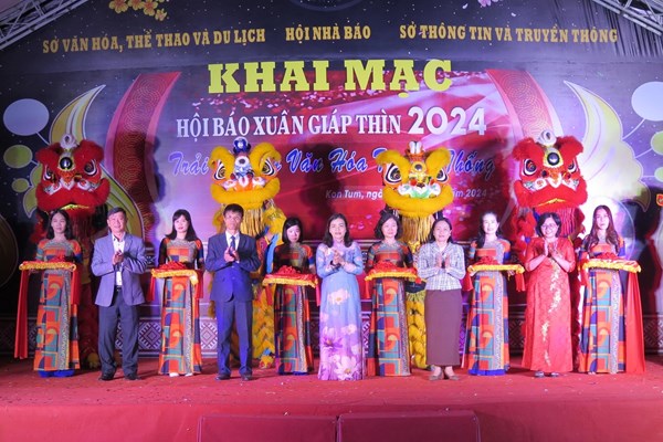 Hội Báo Xuân Kon Tum: Trải nghiệm văn hóa truyền thống - Anh 1