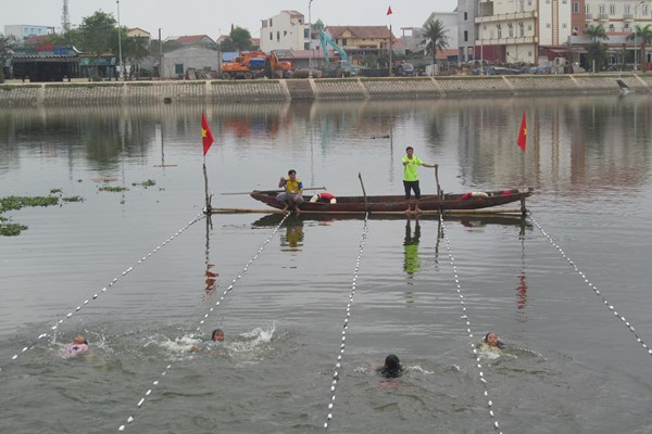 Hai cháu bé chết đuối thương tâm ở hồ nước - Anh 1
