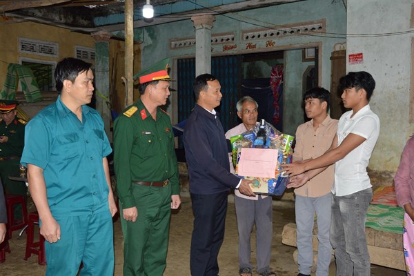 Hai anh em song sinh người Cor tình nguyện nhập ngũ - Anh 1