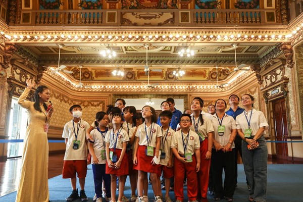 Năm 2024: Tổ chức 12 đợt tham quan trụ sở HĐND và UBND TP.HCM - Anh 1