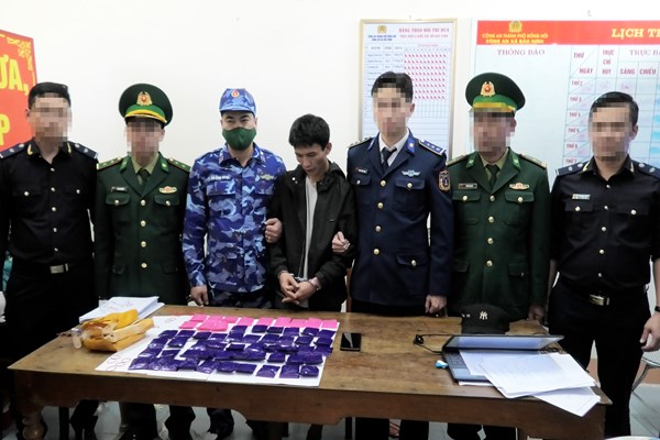 Bắt giữ đối tượng vận chuyển hơn 11 nghìn viên ma tuý tại khu neo đậu tàu thuyền - Anh 1