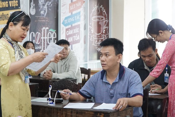 Tìm kiếm cơ hội việc làm trên chính quê nhà - Anh 2
