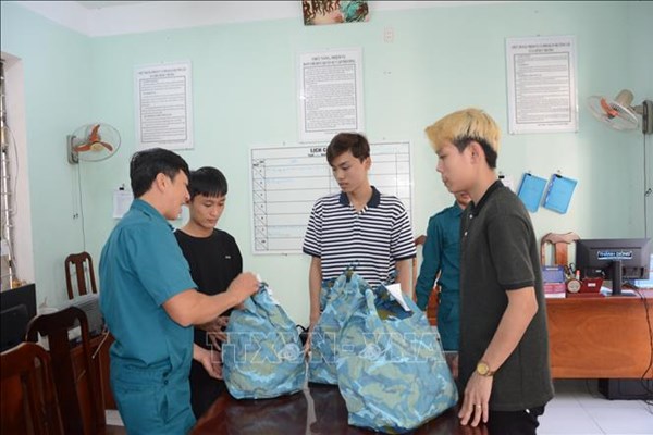 Nhà có ba anh em xung phong nhập ngũ - Anh 1