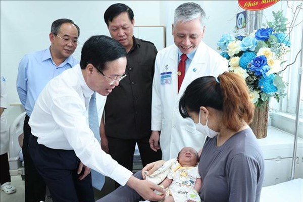 Chủ tịch nước Võ Văn Thưởng​​​​​​​: Các y, bác sĩ luôn giữ trong lòng khao khát, tình yêu mãnh liệt với nghề nghiệp... - Anh 1