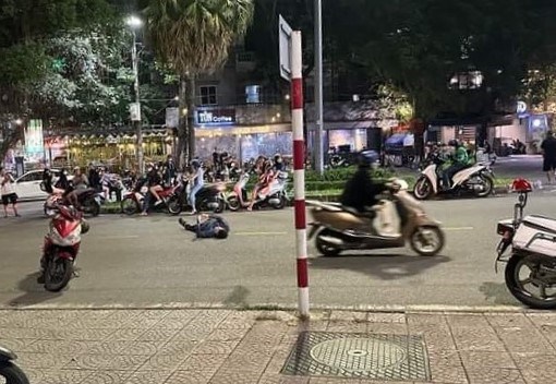Lập biên bản đối với người đàn ông nằm giữa đường, không chịu kiểm tra nồng độ cồn - Anh 1