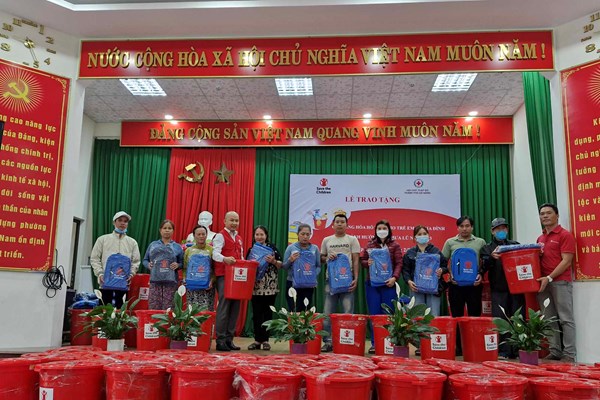 Đà Nẵng: Hỗ trợ trẻ em và người nghèo bị thiệt hại do mưa lũ - Anh 1