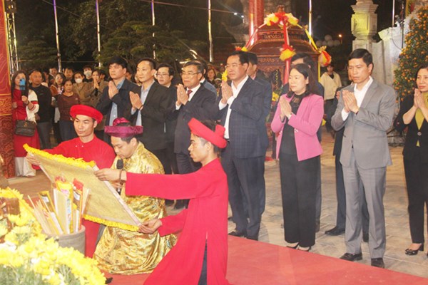 Lễ phát lương Đức Thánh Trần tại đền Trần Thương - Anh 1
