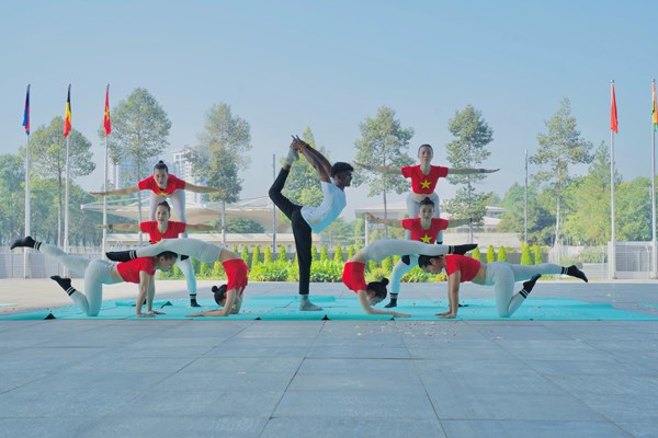 Bình Dương: Gần 1.000 người tham gia Liên hoan Yoga, Thể dục dưỡng sinh - Anh 4