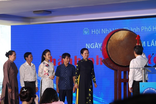 Ngày thơ Việt Nam tại TP.HCM: Thành phố này tôi đến tôi yêu - Anh 1