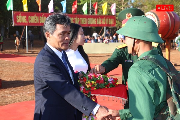 Gia Lai: Hơn 2.800 tân binh nô nức lên đường nhập ngũ - Anh 1