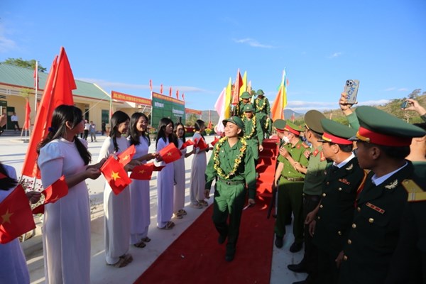 Gia Lai: Hơn 2.800 tân binh nô nức lên đường nhập ngũ - Anh 2