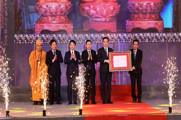 Độc đáo bộ tượng Tam thế Phật chùa Côn Sơn - Anh 2