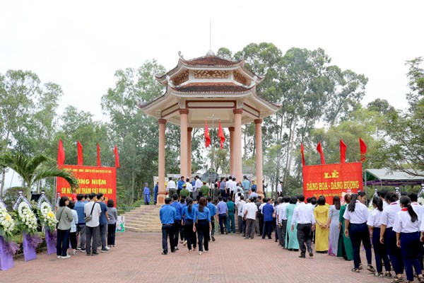 Bình Định dâng hoa, dâng hương tưởng niệm 58 năm vụ thảm sát Bình An - Anh 2