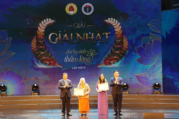 Tôn vinh Thầy thuốc Việt Nam và trao giải cuộc thi viết “Sự hy sinh thầm lặng” - Anh 3