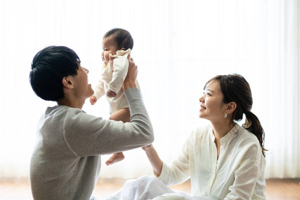 Nhật Bản yêu cầu các công ty lên kế hoạch cho nhân viên nam nghỉ sinh con - Anh 1