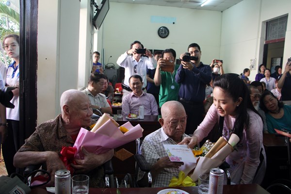 TP.HCM: Các nghệ sĩ lão thành chuyển về ngôi nhà chung ấm áp tại Trung tâm Dưỡng lão Thị Nghè - Anh 2