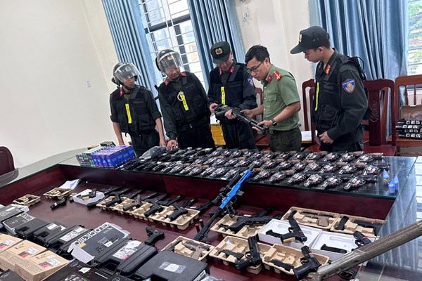 Triệt phá thành công chuyên án tàng trữ, mua bán súng quân dụng trái phép trên không gian mạng - Anh 2