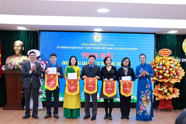 Biểu dương 49 tập thể, cá nhân thầy thuốc tiêu biểu làm theo lời Bác - Anh 2