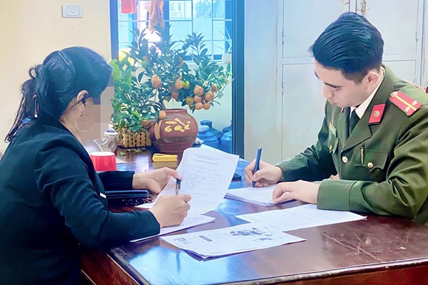 Báo chốt thổi nồng độ cồn, người phụ nữ bị phạt 7,5 triệu đồng - Anh 1