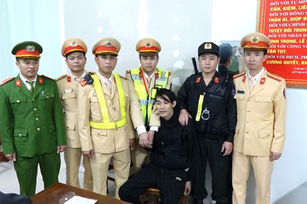 Bắt giữ đối tượng vận chuyển 2.000 viên ma tuý bỏ chạy khi kiểm tra nồng độ cồn - Anh 1