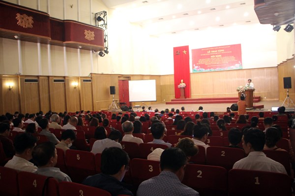 Đảng ủy khối cơ sở Bộ VHTTDL trao Huy hiệu 30 năm tuổi Đảng - Anh 2
