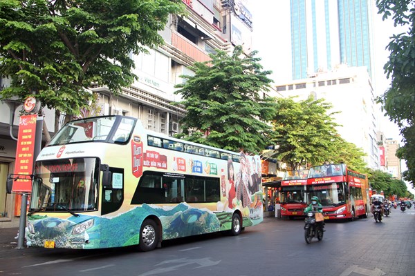 Lại tràn lan quảng cáo vi phạm trên phương tiện giao thông - Anh 1