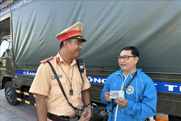 Cảnh sát Giao thông trả lại tiền cho người dân đánh rơi - Anh 1
