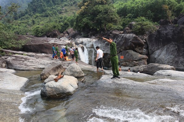 Tắm thác, một thanh niên trượt chân đuối nước thương tâm - Anh 1