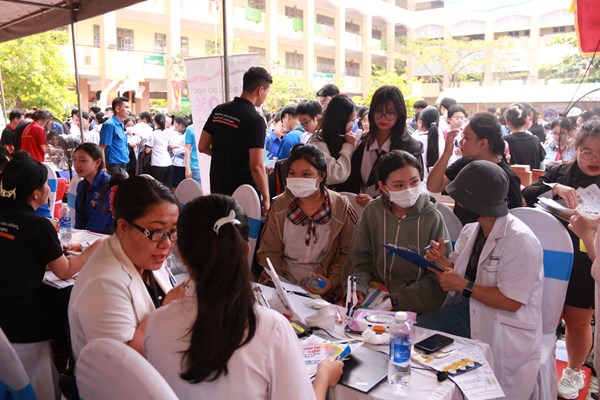 Hơn 3.200 học sinh tham gia ngày hội “Hướng nghiệp, tuyển sinh” năm 2024 - Anh 1