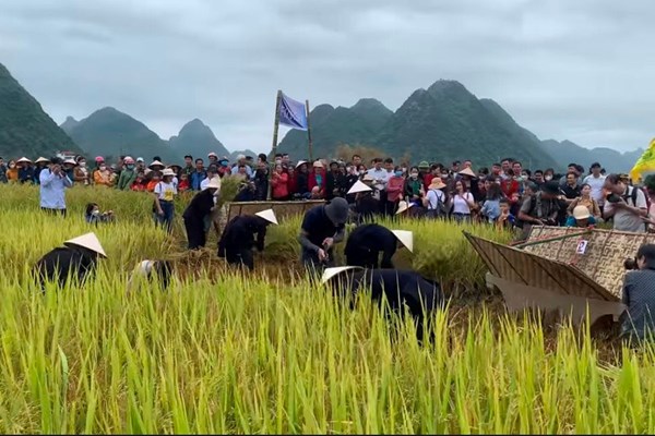 Tạo đà cho du lịch phát triển - Anh 1