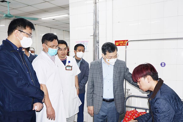 Khẩn trương cứu chữa, điều trị người bệnh trong vụ tai nạn ở Tuyên Quang - Anh 1