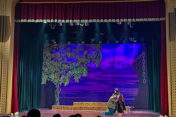 Đoàn viên đến các nhà hát nghệ thuật truyền thống: Khơi dậy niềm yêu mến nghệ thuật dân tộc trong giới trẻ - Anh 2