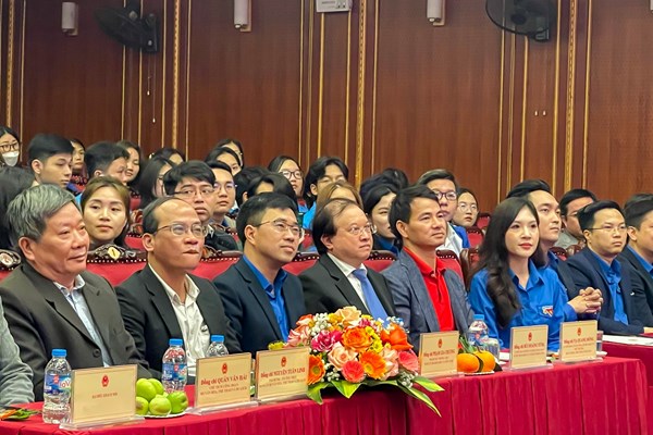Đoàn viên đến các nhà hát nghệ thuật truyền thống: Khơi dậy niềm yêu mến nghệ thuật dân tộc trong giới trẻ - Anh 1