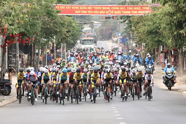 Khởi tranh Giải xe đạp nữ quốc tế Bình Dương 2024 - Anh 1