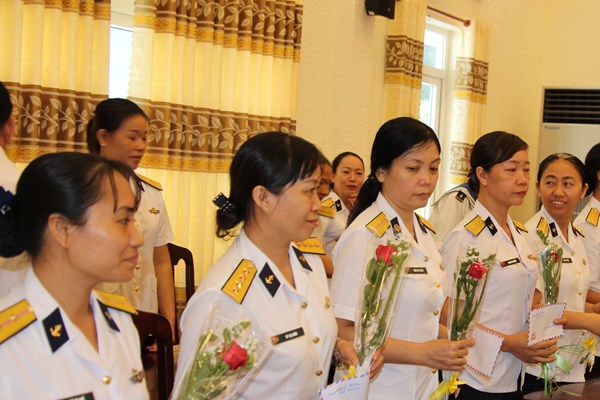 Vợ lính Trường Sa: Điểm tựa để chồng yên tâm bám biển - Anh 2